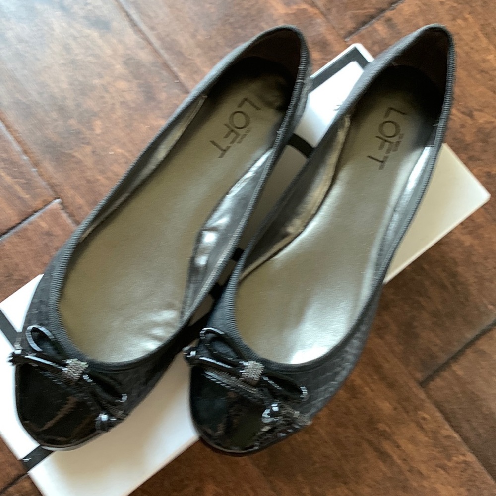NIB LOFT Black Carlin Spring Patent Cap Toe Snakeskin Print Bow Flats Size 7